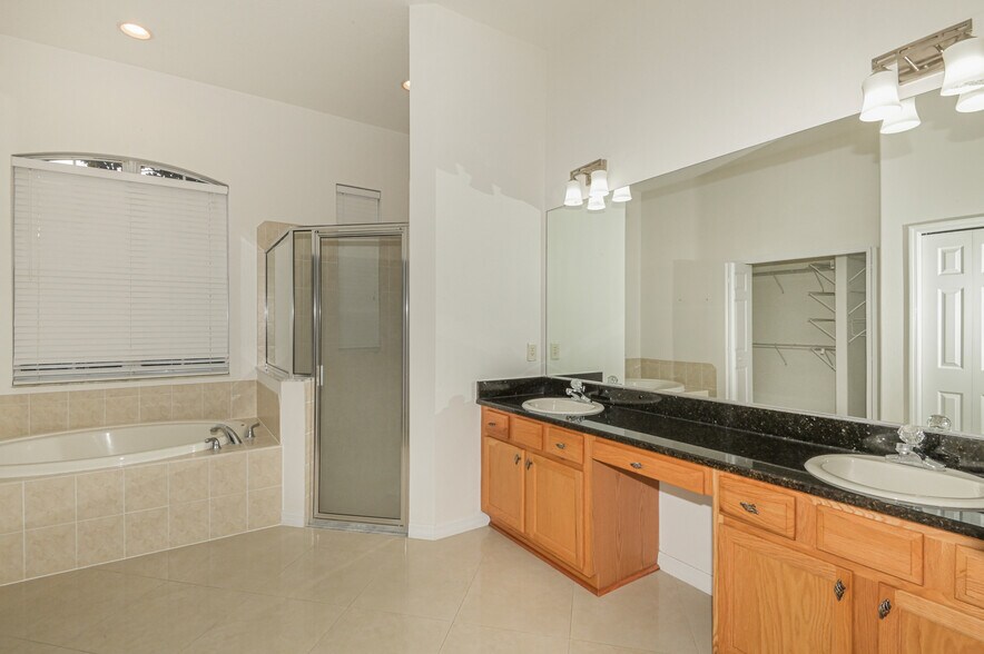 Master Bath - 1896 N Ravenwood Pt