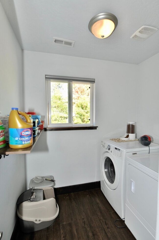 Building Photo - Canfield Mountain 3 bed 2.5 bath with loft...