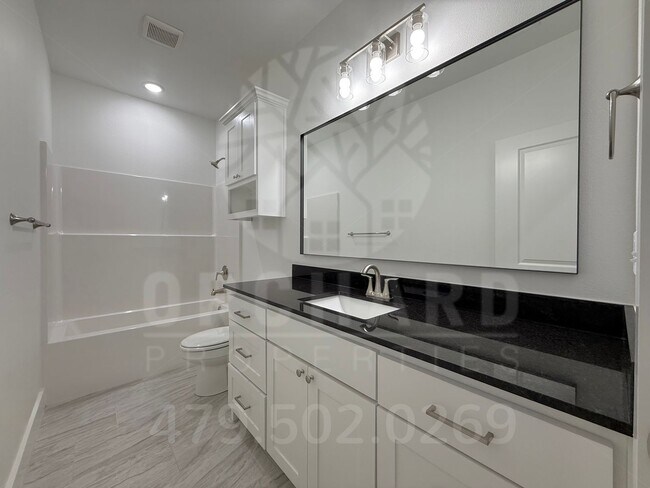 Building Photo - 2000 E Brookview Dr