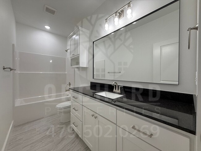 Building Photo - 2004 E Brookview Dr