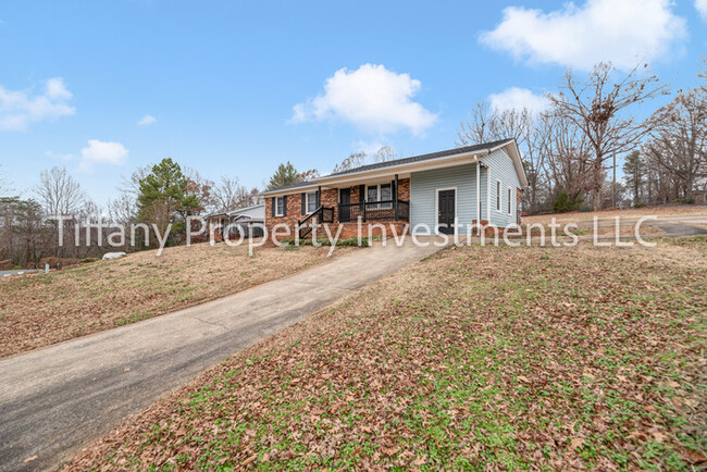 Building Photo - 2100 Greenoak Dr