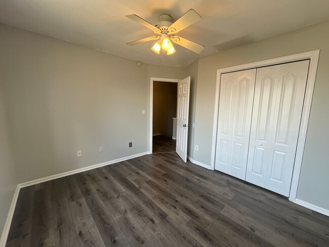 Building Photo - 2 Bed/ 1 Bath- Renovated Duplex Apt W/ Gar...