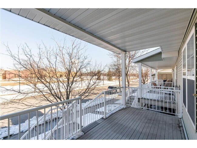 Building Photo - Sparkling Like-New 3 Bedroom Plus Office/L...