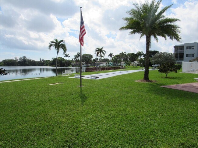 Building Photo - 2200 Park Ln