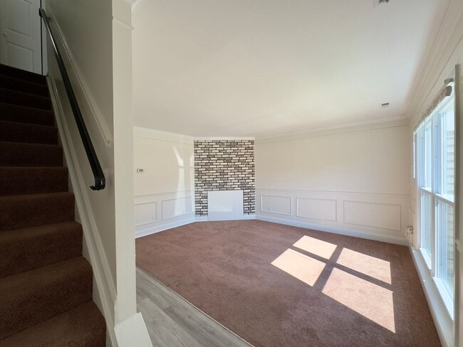 Building Photo - Charming 3Bed/1.5Bath Townhome in Rosedale