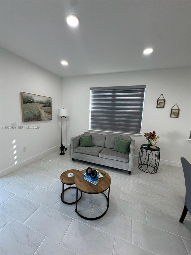 Building Photo - 649 N Lincoln St