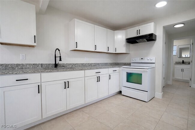 Building Photo - 704 Karlov St