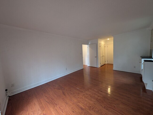 Building Photo - Charming 4 bedroom, 2.5 bath home located in the Raintree Community!