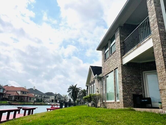 Building Photo - 14303 Tasmania Ct