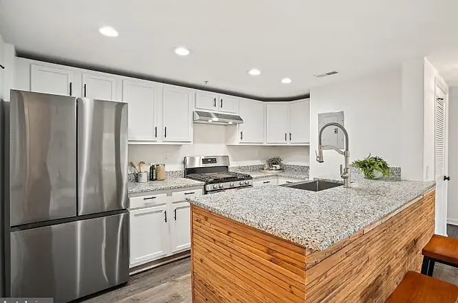 Building Photo - 1240 Holbrook Ter NE