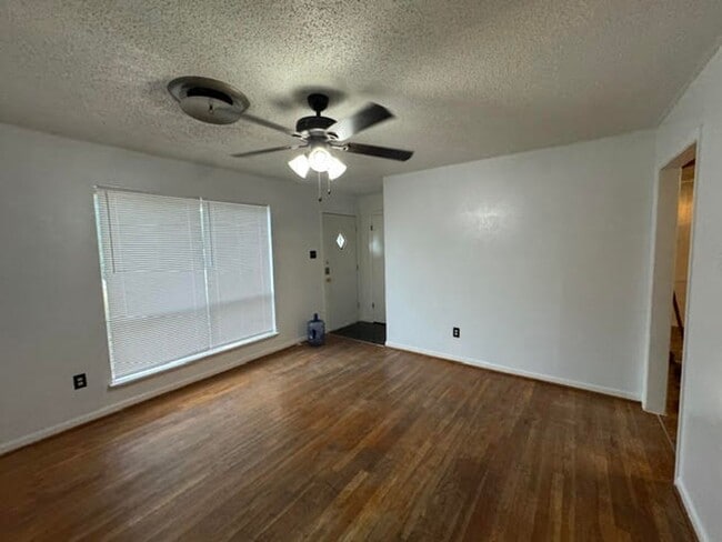 Building Photo - 2812 Live Oak Dr