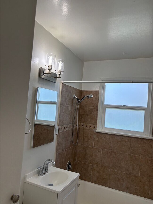 Building Photo - Western, 1151-1153