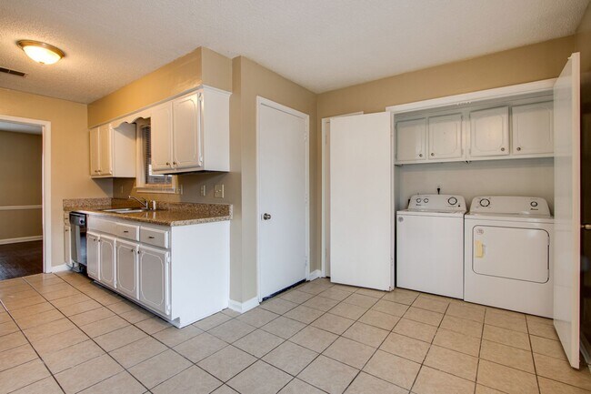 Building Photo - 5635 Crievewood Dr