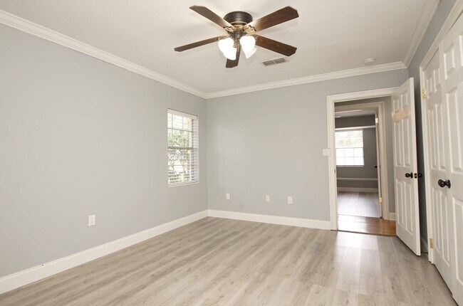 Building Photo - Central Niceville Location