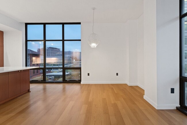 Building Photo - Exquisite 1BD/1.5BTH Condo Unit in the Pea...