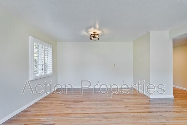 Building Photo - 834 Orange Ave