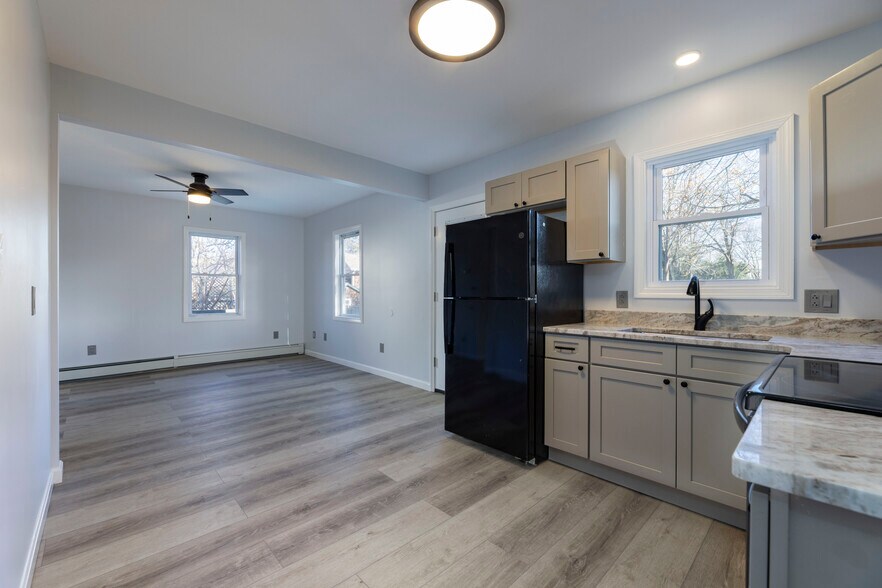 Building Photo - 5 School Ln