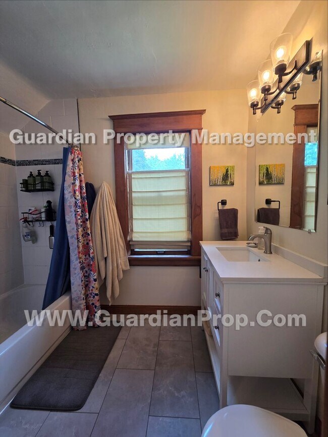 Building Photo - House Available Sep 1st, Move in special for Sep move-in! Updated Kitchen & Baths, Large Fenced Y...