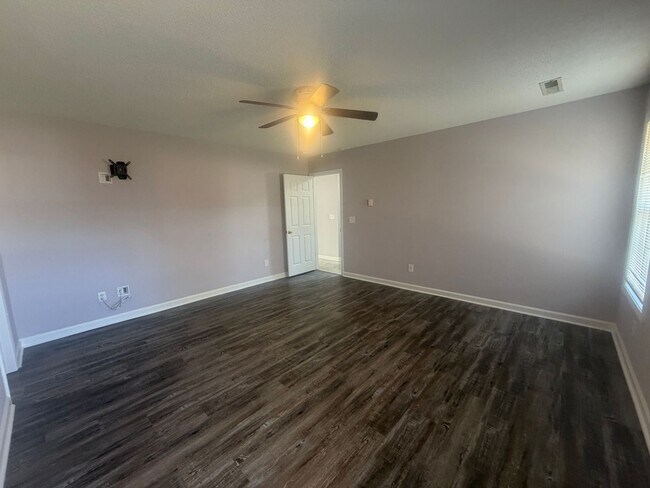 Building Photo - 3560 Oleander Dr
