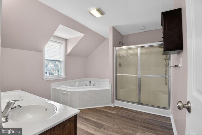 Building Photo - 10 Nelson Rd