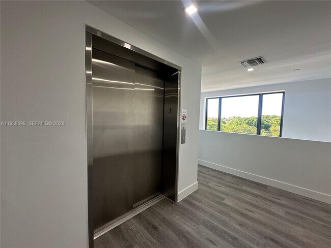 Building Photo - 20 NE 19th Ave