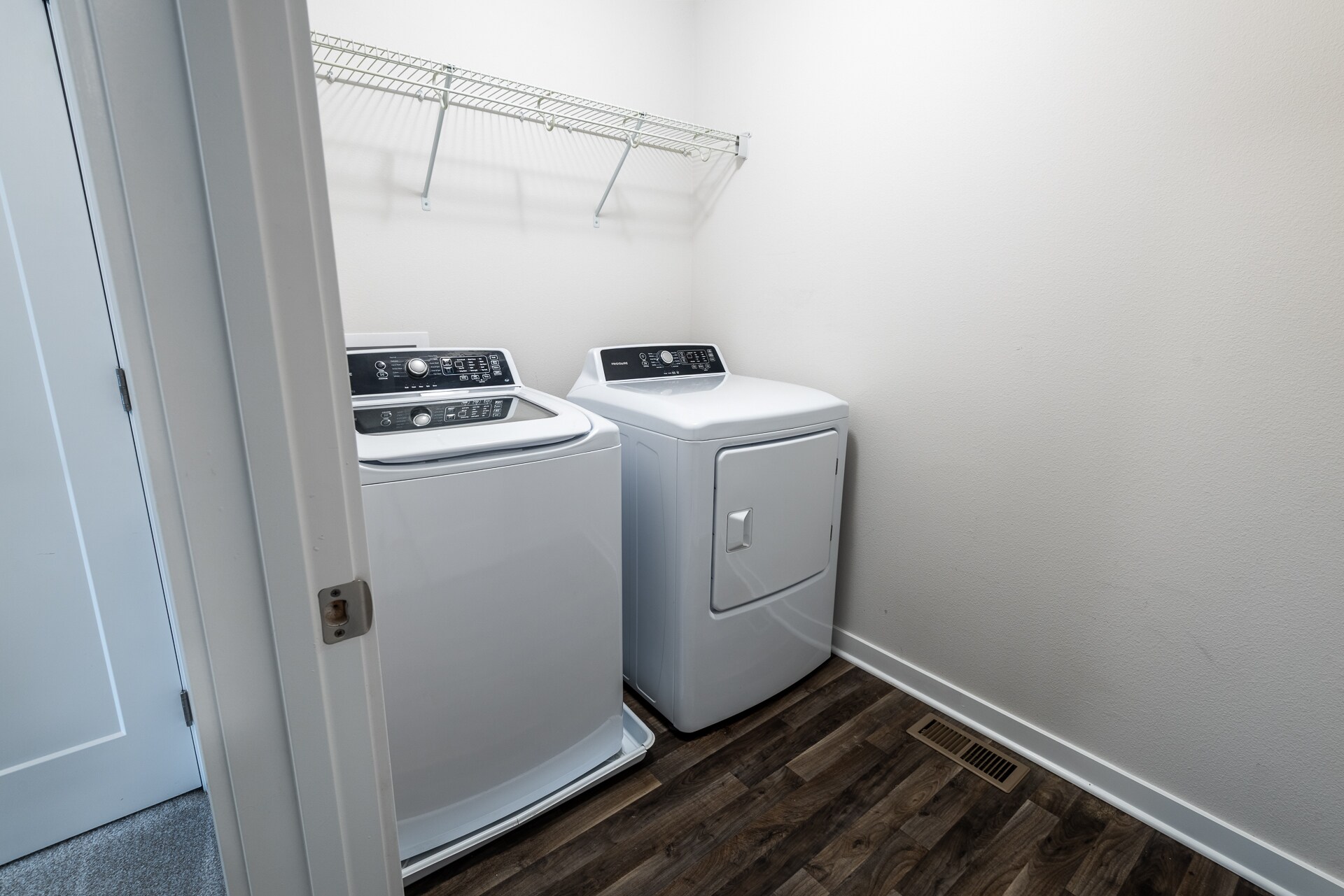 Building Photo - 329 NE Otter Dr