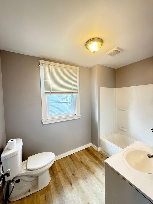 Building Photo - Updated 3 Bedroom 1 Bathroom in North Vers...