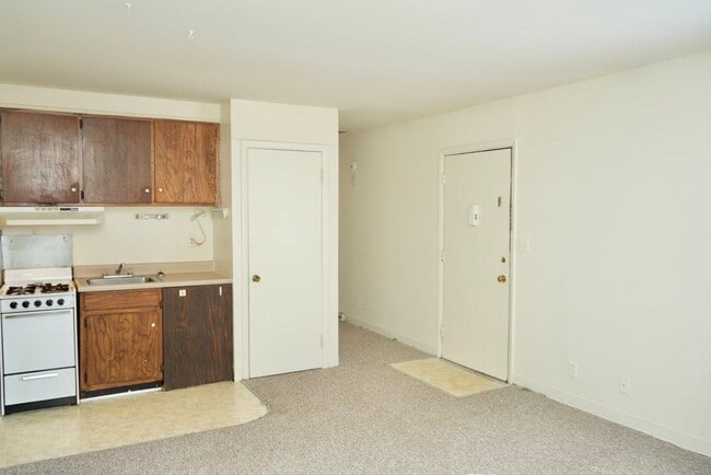 Building Photo - One Bedroom Available at Arlington Court