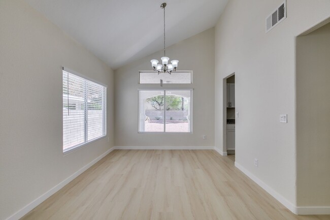 Building Photo - Stunning 3 Bedroom, 2.5 Bathroom Home in E...