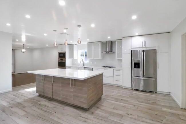 Building Photo - 5602 Sylmar Rd