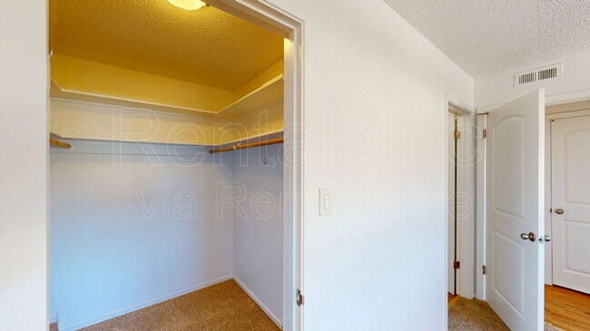 Building Photo - 827 Las Gallinas Ave