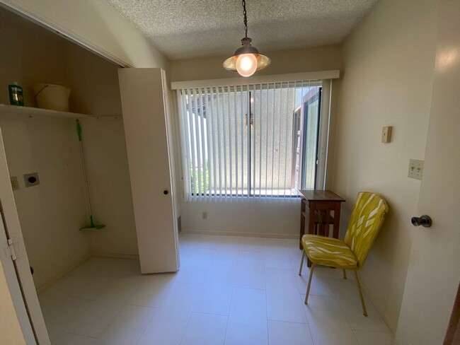 Building Photo - Light and Bright 2 Bedroom Condo in Hancoc...