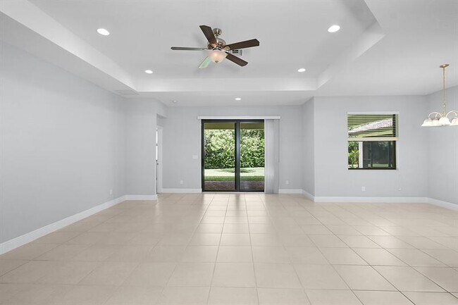 Building Photo - 5915 SE Entry Ct