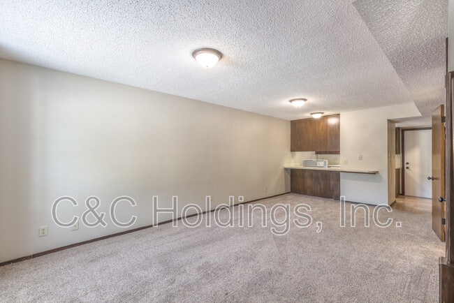 Building Photo - 644 B Earthside Dr