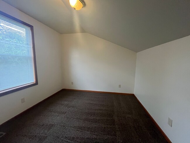 Building Photo - 3 Bedroom Duplex Available in Goshen