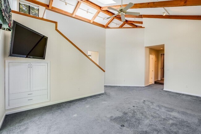 Building Photo - 24421 Summerhill Ave