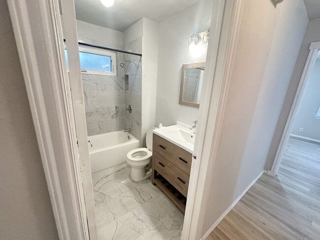 Building Photo - 2409 Stonegate St