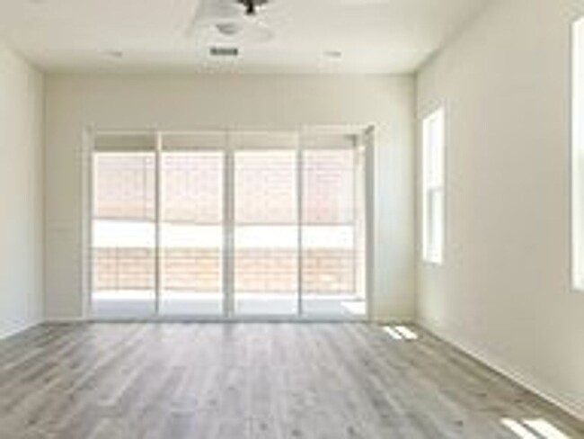 Building Photo - AVAILABLE NOW! BEAUTIFUL, 2 Bed/2 Bath plu...