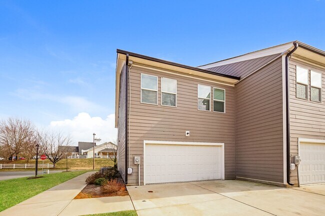 Building Photo - Brand New End-Unit Townhome | 3 BR/2.5BA | 1-Car Garage | Near Downtown Mooresville
