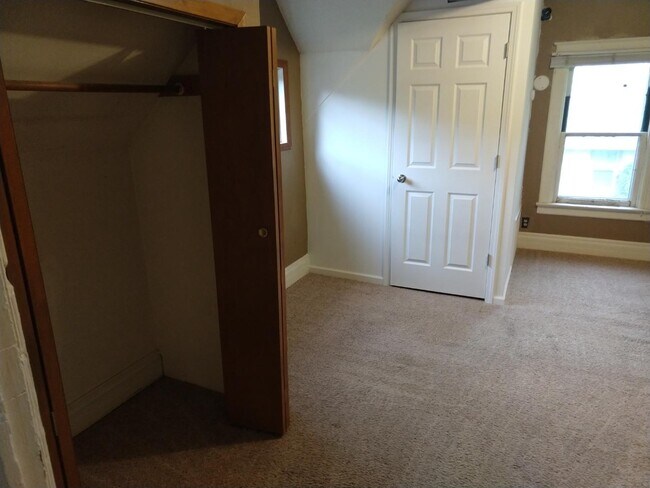 Building Photo - 825 Madison St