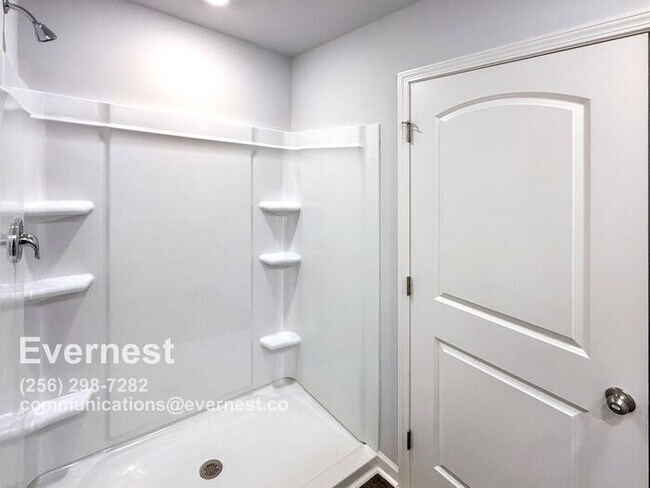 Building Photo - 3-Bedroom, 2.5-Bathroom Home in a Convenie...