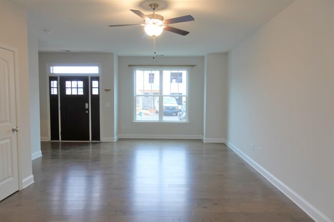 Building Photo - 124 Creekland Wy