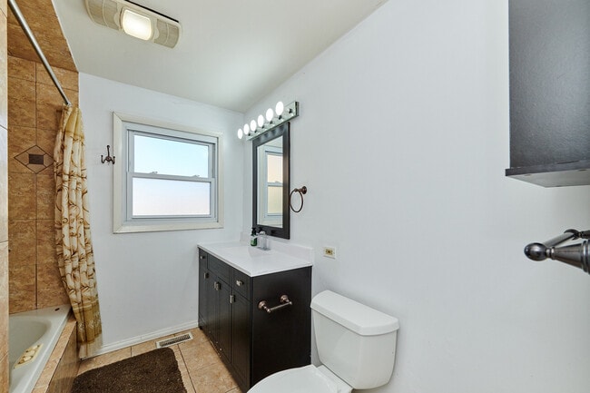 Building Photo - 1613 Hartmann Dr