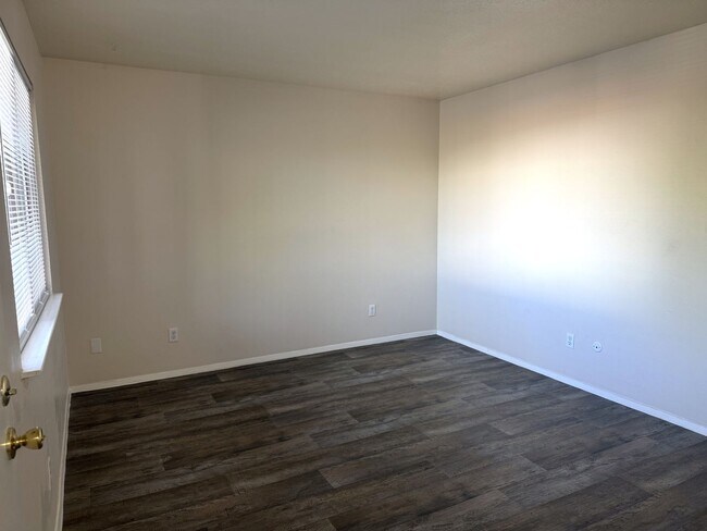 Building Photo - 940 Chelwood Park Blvd NE