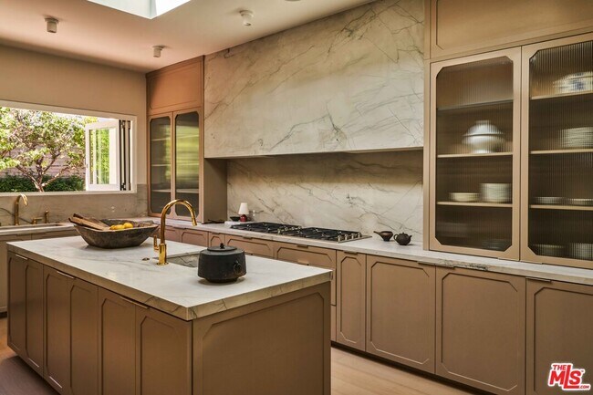 Building Photo - 1865 Loma Vista Dr