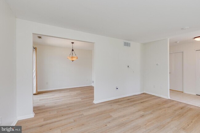 Building Photo - 3704 Fenwick Ln