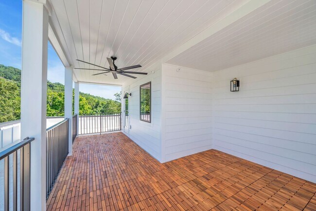 Building Photo - Beautiful 2BR/2BA top-floor end unit!