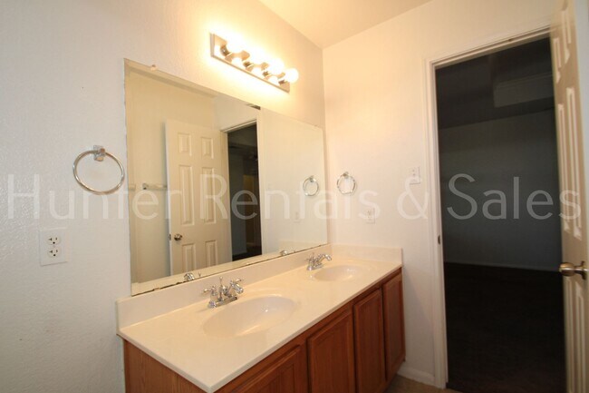 Building Photo - 505 Vega Ln