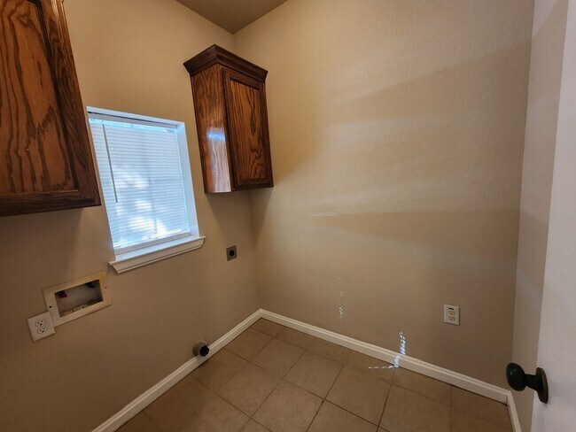 Building Photo - Roomy 3 Bedroom Duplex in Benbrook
