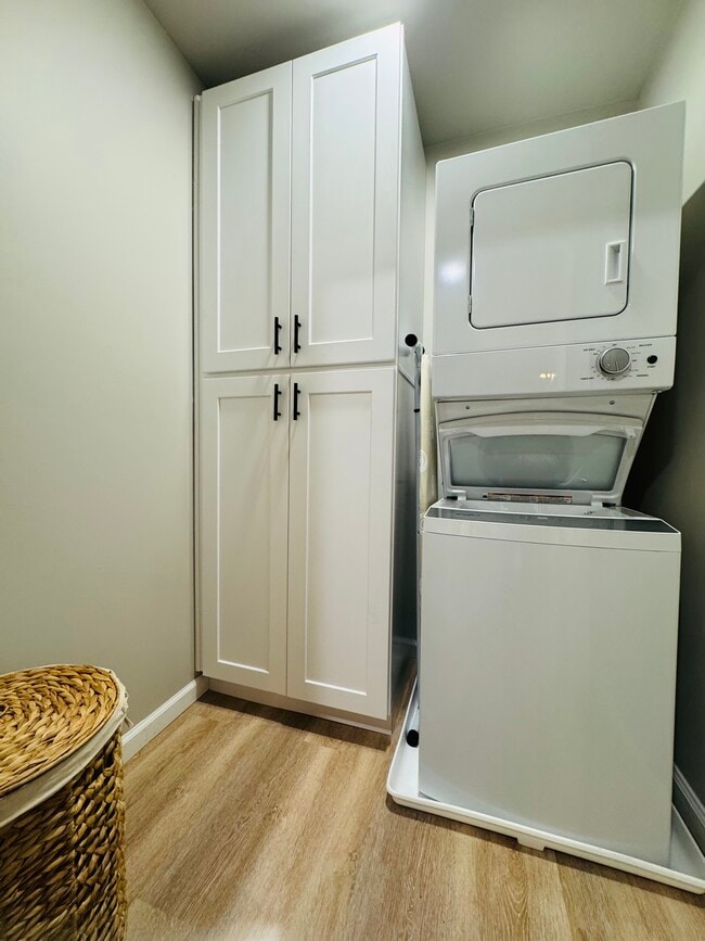 Building Photo - 2447 McAlpine Terrace